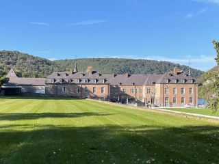 弗雷城堡（Château de Freÿr）位於比利時瓦隆大區那慕爾省，坐落在迪南（Dinant）以