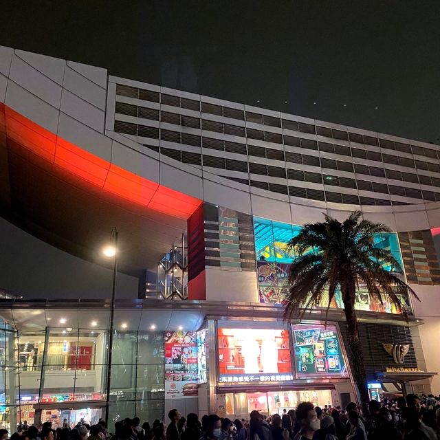 乘六代山頂纜車 賞百萬維港夜景