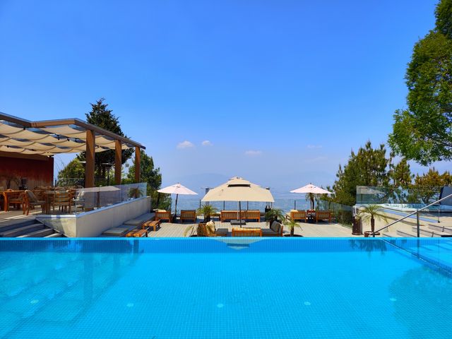 Nepal's top luxury resort, stunning scenery.