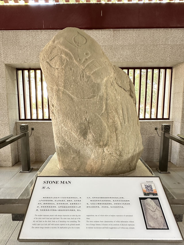 霍去病墓與衛青墓塚一牆之隔，一個萬人敬仰，一個荒草叢生