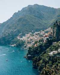 🌊🇮🇹 Positano Panorama: A Glimpse into the Breathtaking Cliffs of the Amalfi Coast!🏞️🌅