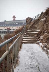 一夜雪後，濃霧中的三門峽大壩