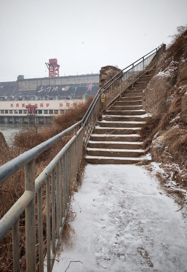 一夜雪後，濃霧中的三門峽大壩