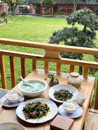 躲進茶山裡 大口吸氧