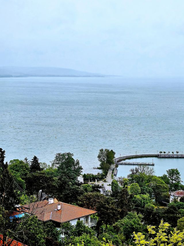 童話小鎮巴拉頓湖蒂豪尼半島，輕盈著雨霧浪漫拉滿！