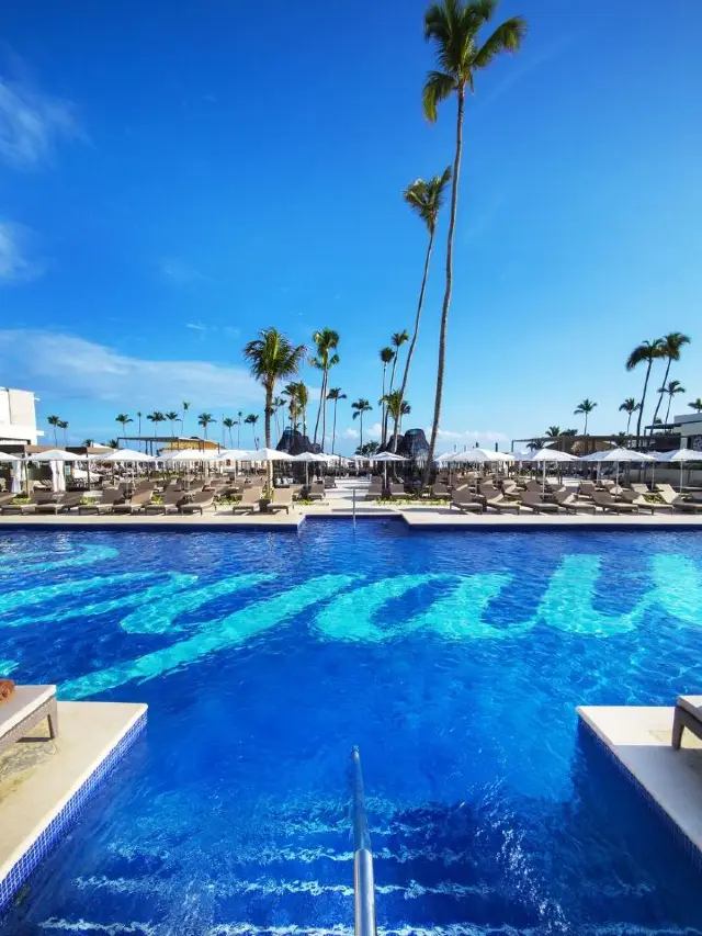 🌴🏖️ Unwind in Style at Royalton Bavaro! 🎰🍹