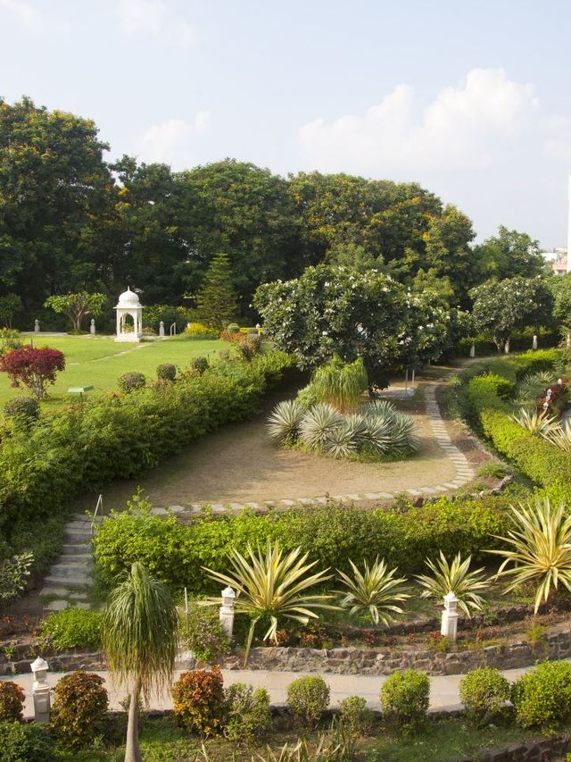 🌟✈️ Aurangabad's Top Stay: Vivanta's Luxury! 🏨🌿