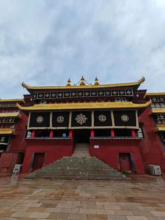 魅力西藏，藏傳佛教寺廟——強巴林寺。