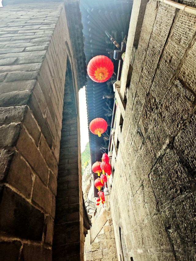 懸崖峭壁上的娲皇宮。
