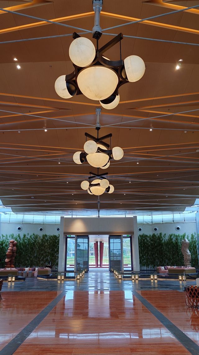 新開的成都世園瀑布美憬閣酒店，仿佛住進了美術館。