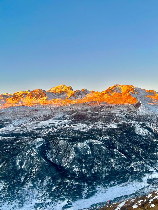 白雪皚皚的群山，清澈結冰的湖面｜川西·野馬海子