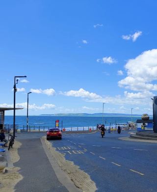 漫步英國伯恩茅斯，盡享金色沙灘與碧海藍天