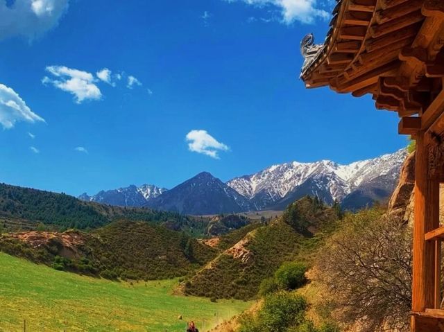 一眼七彩丹霞，天下群山無色