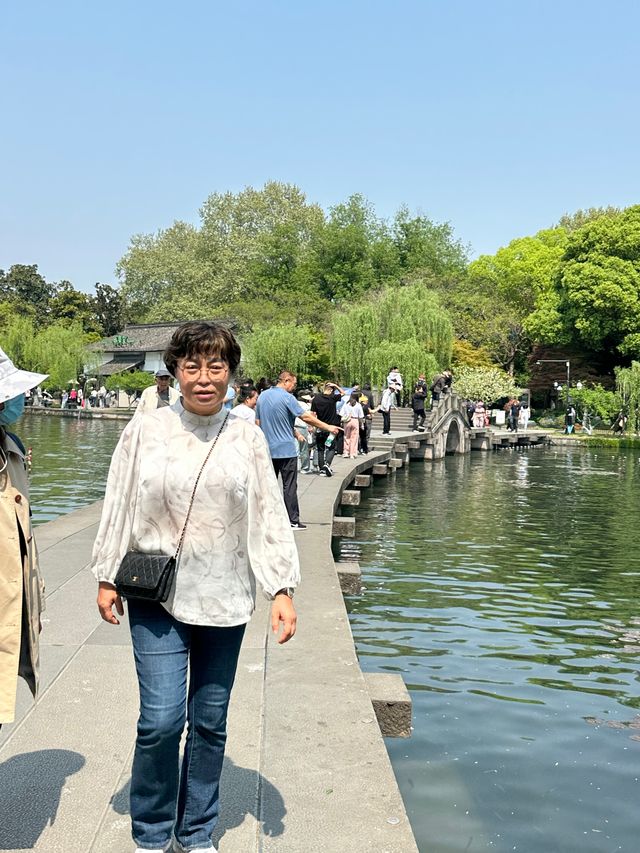 救命！杭州西湖把春日粉色桃花浪漫玩明白了