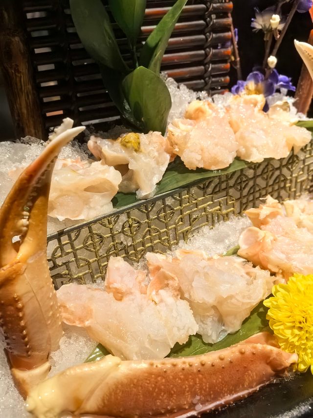 雲端秘境瀑布包間宴遇頂級雪蟹的奢華饗宴