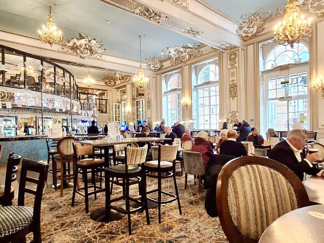 🎩 Discover A Grand London Hotel Reborn as a Pub! 🍻 