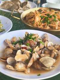 真沒想到在山裡食飯也能這麼浪漫  青山漁村不僅民宿好住，食物也好好 在露台食飯，吹吹海風看看海