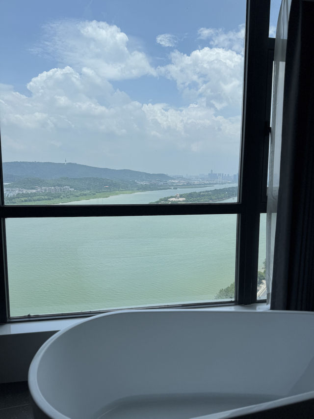 長沙高空浴缸房！同毛爺爺隔江對望