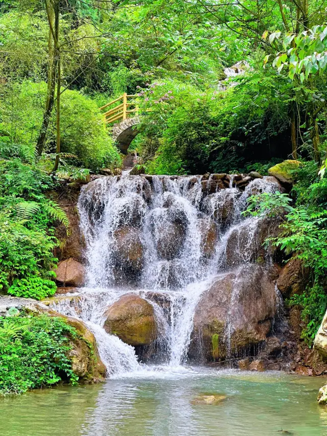 22°C Mountain Waterfall Getaway Near Chengdu: A Must-Visit Summer Escape!