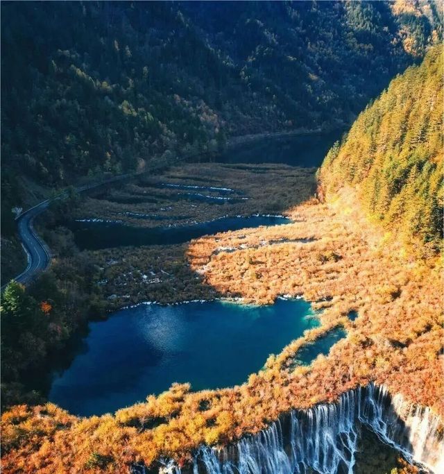 秋染絕壁！打卡雲海+喀斯特奇觀，恩施大峽谷2天1夜攻略：   恩施大峽谷作為「世界地質公園」，秋日裏