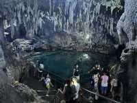 🌊 希納達南石灰岩洞 Hinagdanan Cave｜藏在地底的碧藍奇境