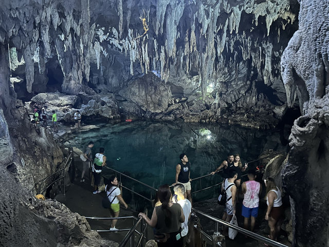 🌊 希納達南石灰岩洞 Hinagdanan Cave｜藏在地底的碧藍奇境