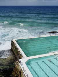 海浪在左邊、泳池在右邊、自由在眼前 