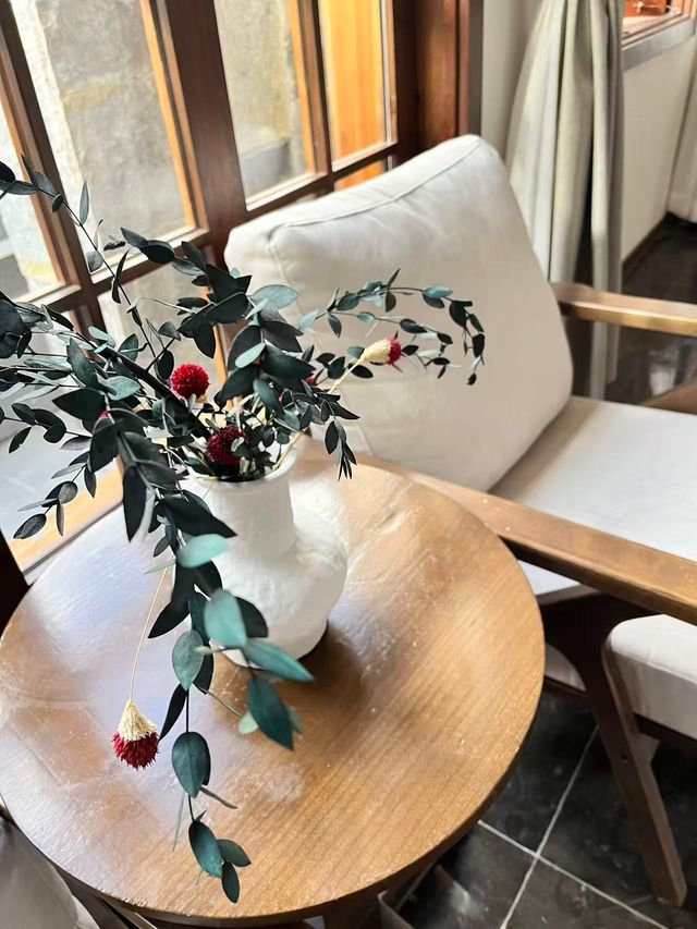 逃離喧囂！麗江這家侘寂風咖啡館美到窒息