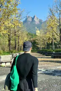 以深悲宏願照亮黑暗，以智慧恆心守護眾生