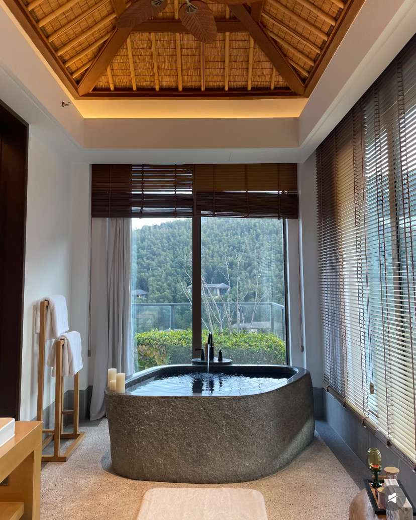 Private hot spring baths in rooms, enjoy the natural hot spring nourishment amidst the bamboo sea