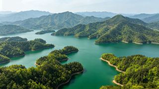 The journey winds through mountains and into a sea of ​​clouds; a night spent amidst the fragrance of ink, I return to Xuancheng.