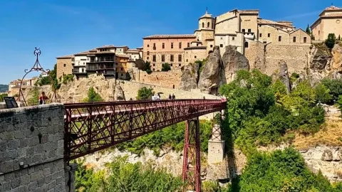 Medieval town walking guide — traveler post in Cuenca