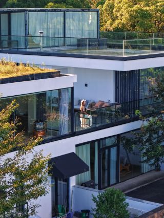 This mountain lodge in Fenghua really can heal your entire summer!  A pure white standalone building hidden halfway up the mountain with a minimalist, clean feel and the best views here