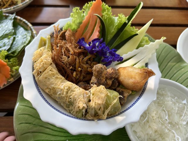 ร้านอร่อย บรรยากาศเหมือนทานในป่า ร่มรื่นมาก