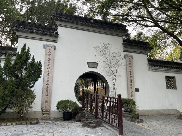 保存了多處歷史古蹟嘅九龍寨城公園