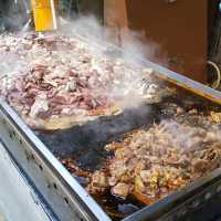 『肉のカブモト』鉄板で焼くアツアツのホルモン焼き