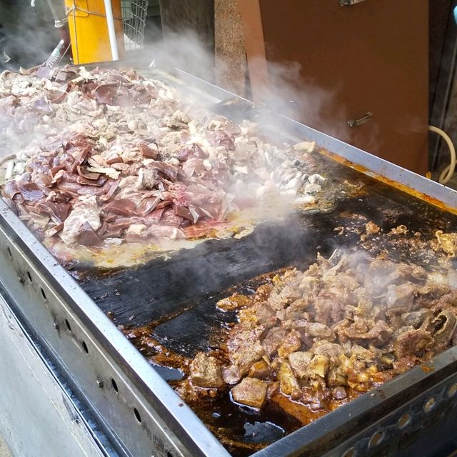 『肉のカブモト』鉄板で焼くアツアツのホルモン焼き