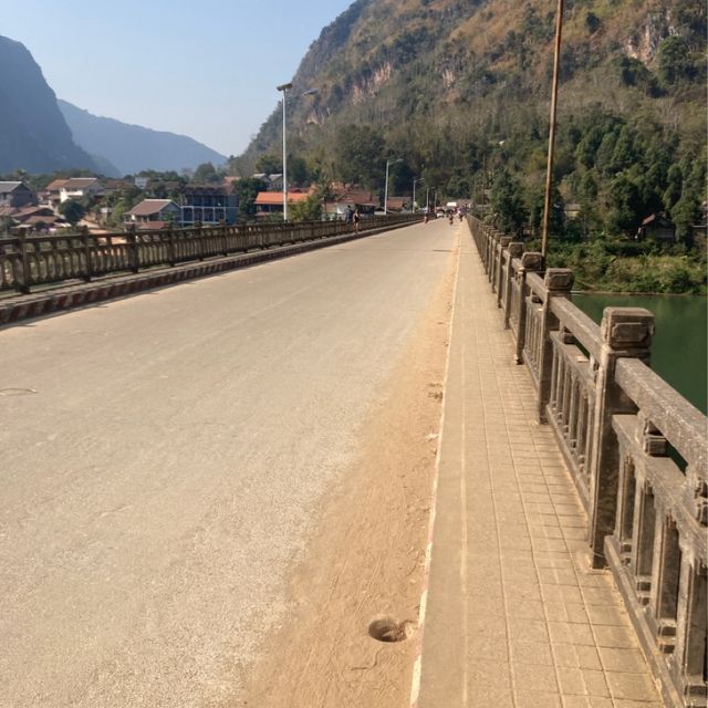 ノーンキャウ滞在の中心　Nong Khiaw Bridge 