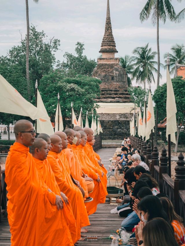 ใส่บาตรสะพานบุญรับอรุณสุโขทัย