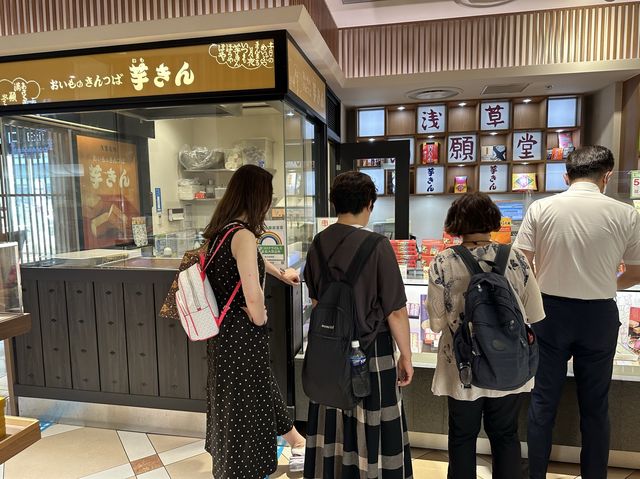 東京・羽田空港グルメ。浅草満願堂『焼きいもソフトクリーム』