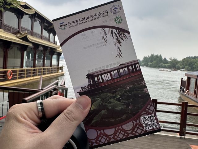 หน้าฝน คนเหงา ล่องเรือไปเกาะกลางทะเลสาบซีหู