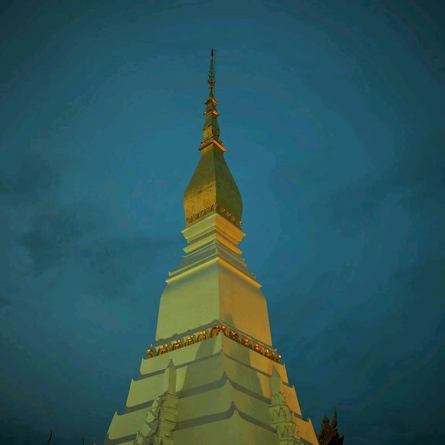 สิ่งศักดิ์สิทธิ์คู่เมืองสกลนคร "พระธาตุเชิงชุม"