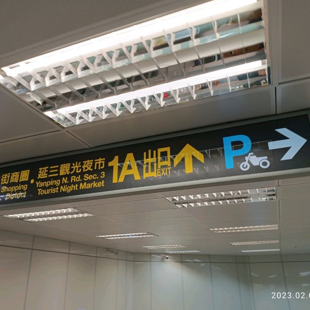 很有古早味的氣息，到處都是古蹟級的建築，迪化街的商業氣氛，還有街道邊不起眼的小吃攤