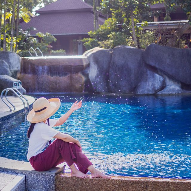 รีสอร์ทสระน้ำตก ดับร้อนริมทะเล