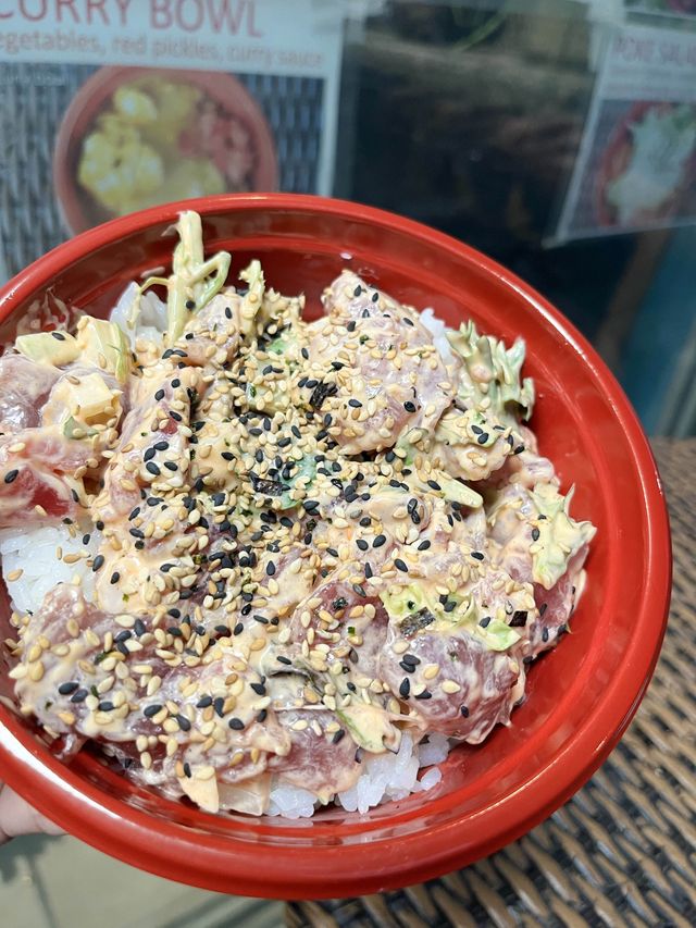 ️ 【ハワイ】コスパ最強なポケ丼はここ！いつも超行列の人気店マグロスポットに行ってきた！