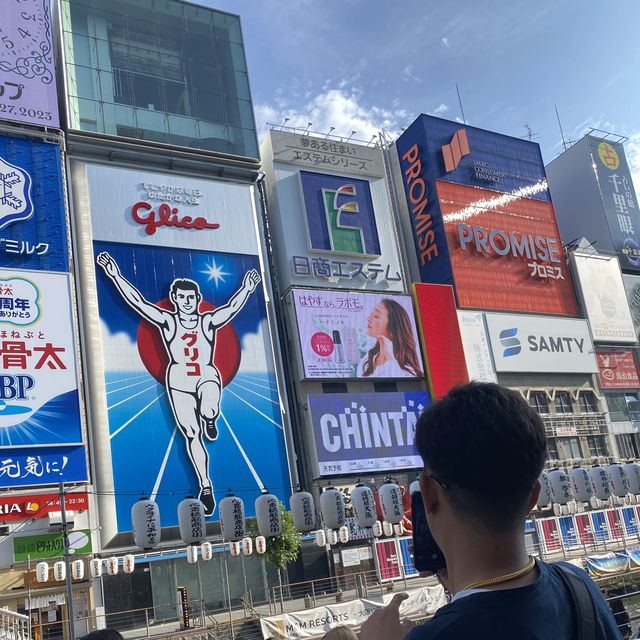 Dotonbori ป้ายไฟกูลิโกะ Osaka Japan