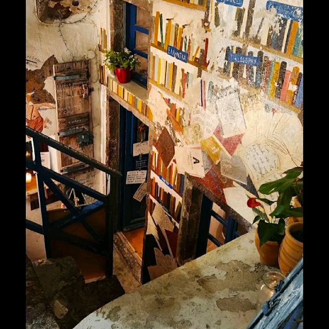 A GORGEOUS BOOKSTORE IN SANTORINI!