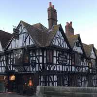 「Canterbury市區必去！The old weaver’s house旁小河通道，享受英國田園風景！」