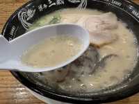 福岡・東区。何度でも替玉10円の豚骨ラーメン店『博多三氣』