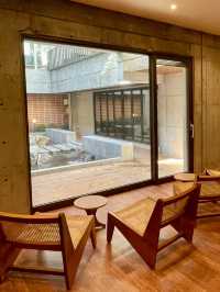 모던한 주택에 🏡 따듯한 감성의 인테리어가 매력적인 연희동 카페 ‘새라울’
